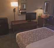 Bedroom 4 La Quinta Inn Milwaukee West Brookfield