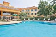 สระว่ายน้ำ La Quinta Inn & Suites Macon