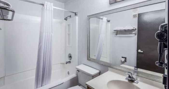 Toilet Kamar Quality Inn Moses Lake