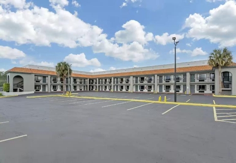 Swimming Pool Days Inn & Suites by Wyndham Orlando East UCF Area