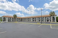 Swimming Pool Days Inn & Suites by Wyndham Orlando East UCF Area