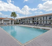 Swimming Pool 3 Days Inn & Suites by Wyndham Orlando East UCF Area