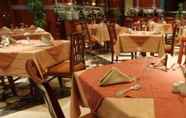 Restaurant 2 Ramada by Wyndham Madinah Al Hamra