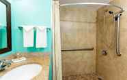 In-room Bathroom 7 Super 8 by Wyndham Naples