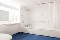 In-room Bathroom Travelodge Bristol Severn View M48