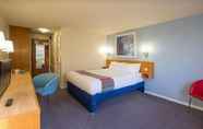 Bedroom 3 Travelodge Bristol Severn View M48