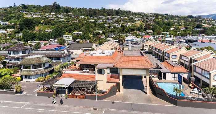 Nearby View and Attractions The Beachcomber Hotel