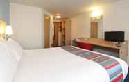 Bedroom 3 Travelodge Newbury Tot Hill