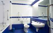 In-room Bathroom 4 Travelodge Newbury Tot Hill