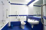 In-room Bathroom Travelodge Newbury Tot Hill