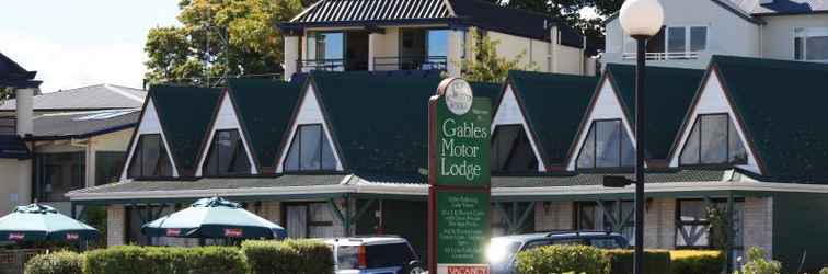 Exterior Gables Lakefront Motel