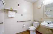 In-room Bathroom 7 Crossland Economy Studios - Chicago - Waukegan