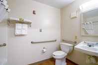 In-room Bathroom Crossland Economy Studios - Chicago - Waukegan