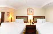 Bedroom 6 Lexington Inn & Suites - N.W. Chicago West/Elgin