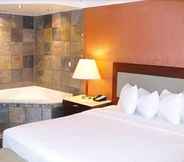 Phòng ngủ 2 Lexington Inn & Suites - N.W. Chicago West/Elgin