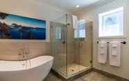 Toilet Kamar 4 SookePoint Ocean Cottage Resort