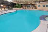 Hồ bơi La Quinta Inn & Suites by Wyndham SLC - Layton