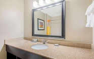 ห้องน้ำภายในห้อง 3 La Quinta Inn & Suites Oklahoma City-Moore