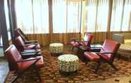 Lobi 4 Ramada by Wyndham Levittown Bucks County