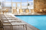 Swimming Pool Wyndham Providence Airport