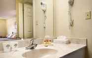 In-room Bathroom 2 Days Inn by Wyndham Kennett