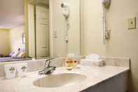 In-room Bathroom Days Inn by Wyndham Kennett