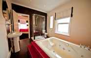 In-room Bathroom 6 Beaufort