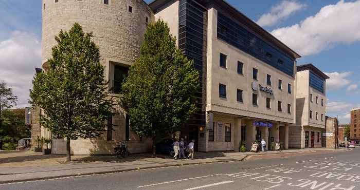 Exterior Travelodge York Central