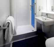 Toilet Kamar 7 Travelodge York Central