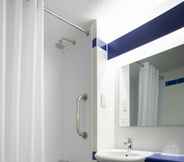 Toilet Kamar 3 Travelodge York Central