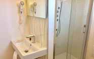 In-room Bathroom 4 Hotel Santelia