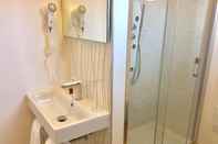 In-room Bathroom Hotel Santelia