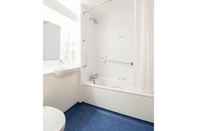 In-room Bathroom Travelodge Reading M4 Eastbound