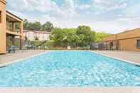 Swimming Pool Knights Inn Roanoke