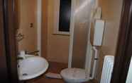 In-room Bathroom 7 Hotel La Perla