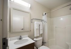 Toilet Kamar 6 HomeTowne Studios Seattle - Kent/ des Moines