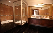 In-room Bathroom 3 Borgo Don Chisciotte