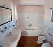 In-room Bathroom 5 La Salina Borgo di Mare