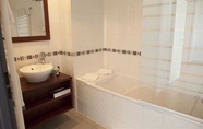 In-room Bathroom 7 Ruby Suites Quartier Les Halles by Popinns