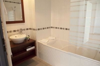 In-room Bathroom Ruby Suites Quartier Les Halles by Popinns