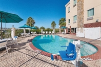 Swimming Pool La Quinta Inn & Suites by Wyndham Mathis