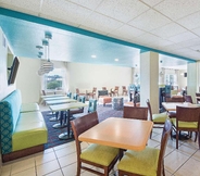 Restaurant 4 La Quinta Inn & Suites by Wyndham Mathis