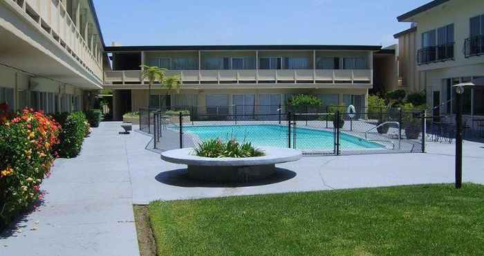 Swimming Pool Hillsdale Inn