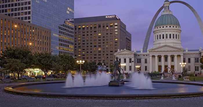 Exterior Drury Plaza Hotel at the Arch