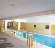 Swimming Pool 7 La Quinta Inn & Suites Stamford