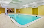 Swimming Pool 5 La Quinta Inn & Suites Stamford