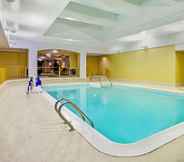 Swimming Pool 5 La Quinta Inn & Suites Stamford