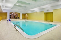 Swimming Pool La Quinta Inn & Suites Stamford