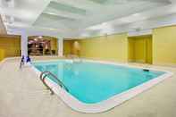 Swimming Pool La Quinta Inn & Suites Stamford