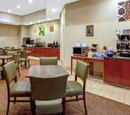 Restaurant 3 La Quinta Inn & Suites Stamford